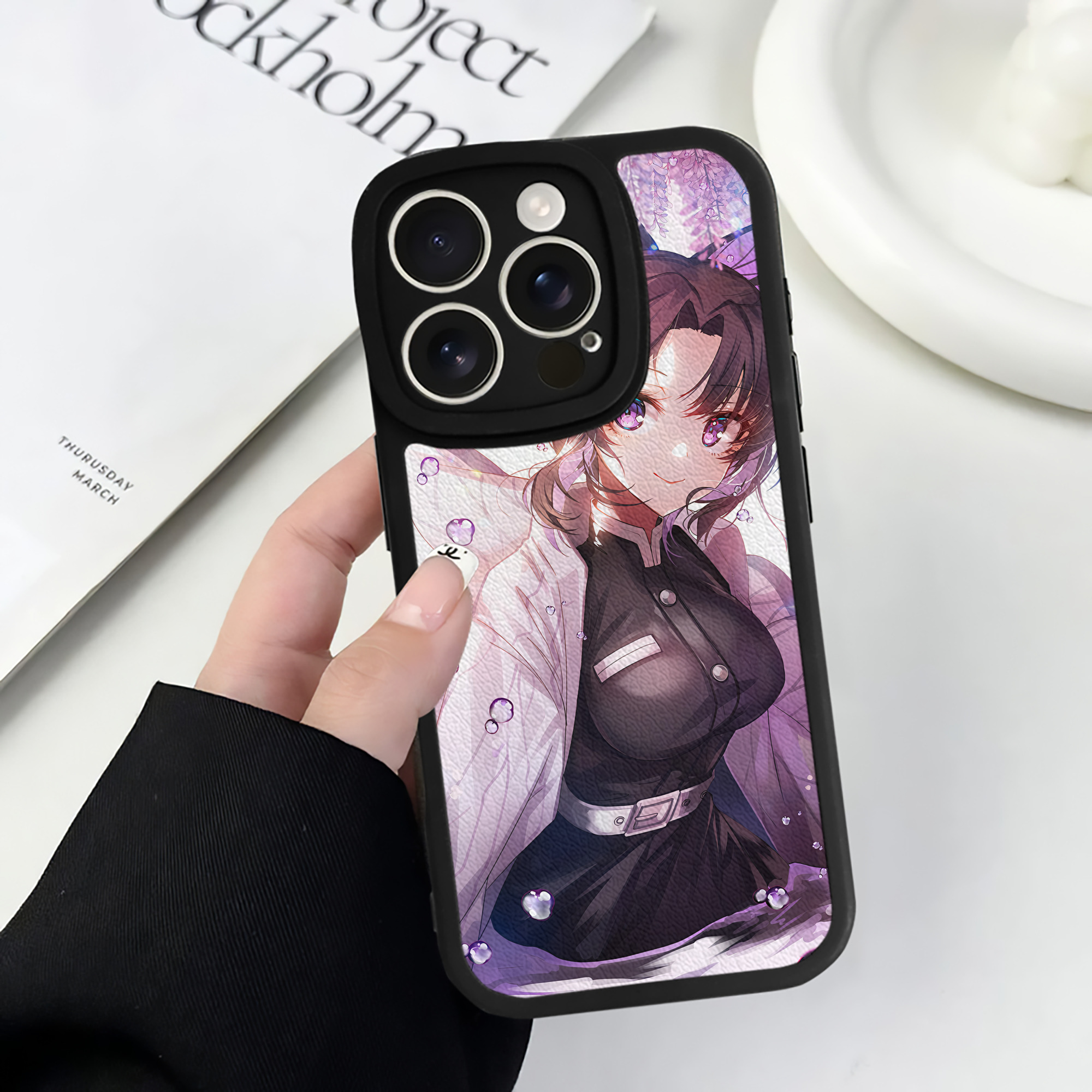 （画像用） 鬼滅の刃（きめつのやいば）蟲柱-胡蝶 しのぶ／こちょう しのぶ Kochou Shinobu 【iPhone 16シリーズ対応】シリコンスマホケース（レザー調） 材質：シリコン